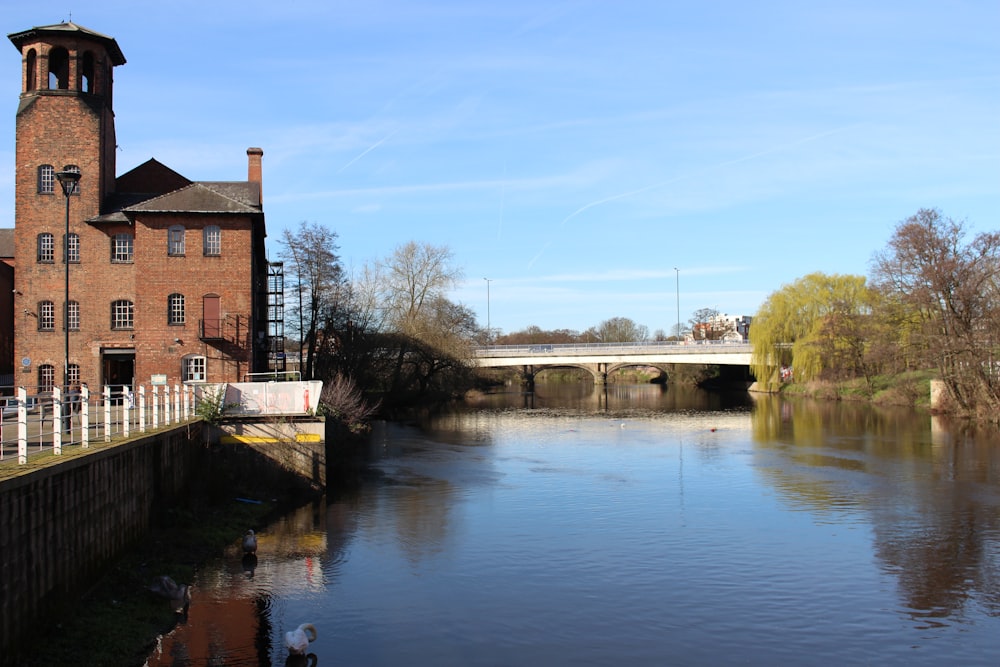 edificio in cemento marrone vicino al fiume durante il giorno