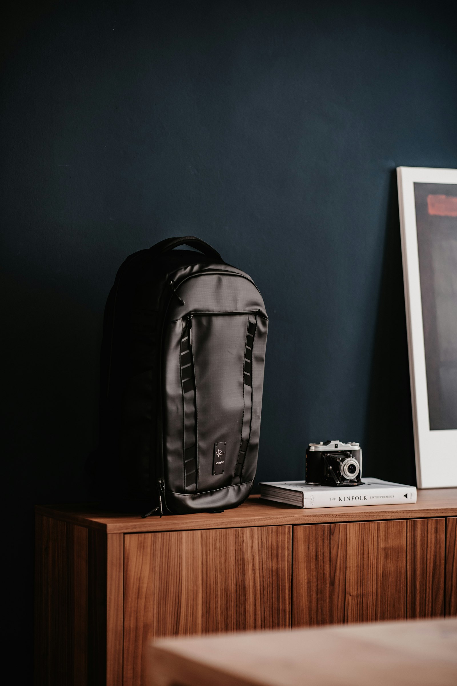 Canon EOS 5D Mark IV + Canon EF 85mm F1.4L IS USM sample photo. Black backpack on brown photography