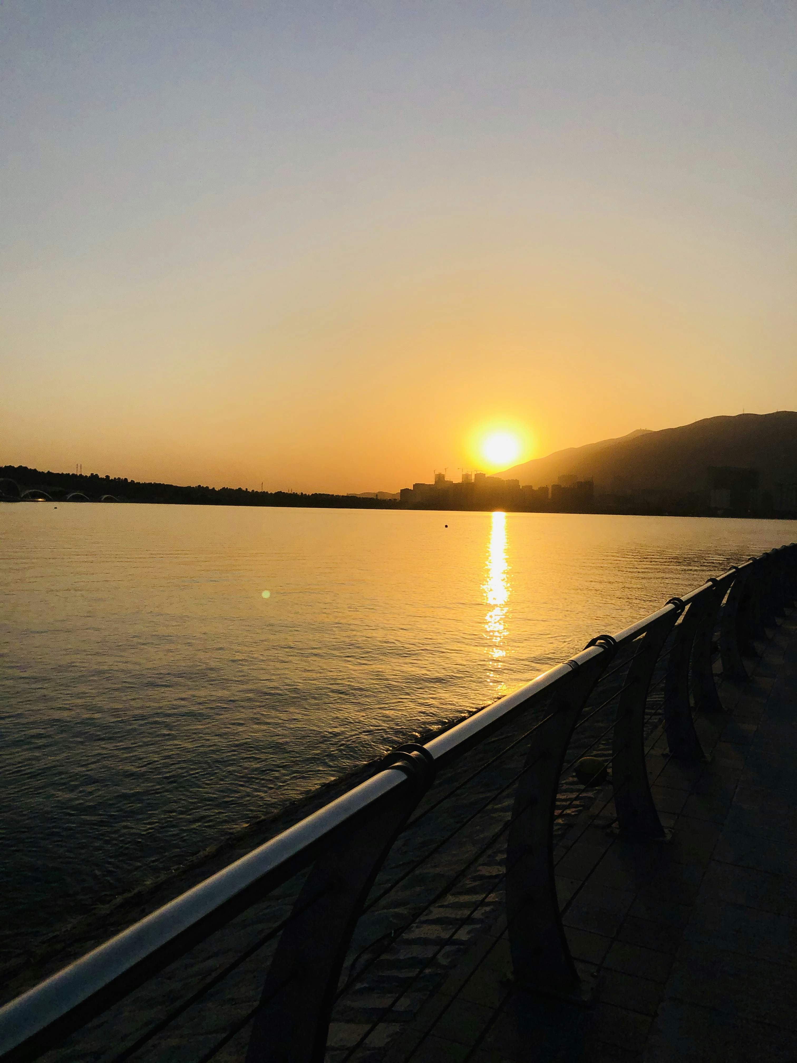 Plan d’eau au coucher du soleil