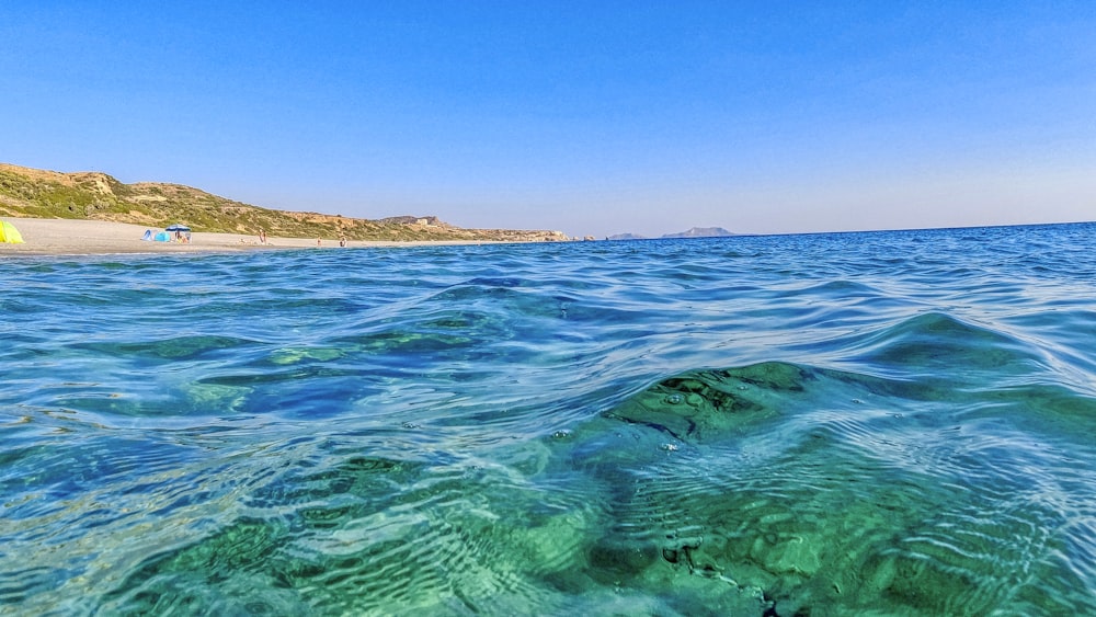 L’eau bleue de l’océan sous le ciel bleu pendant la journée