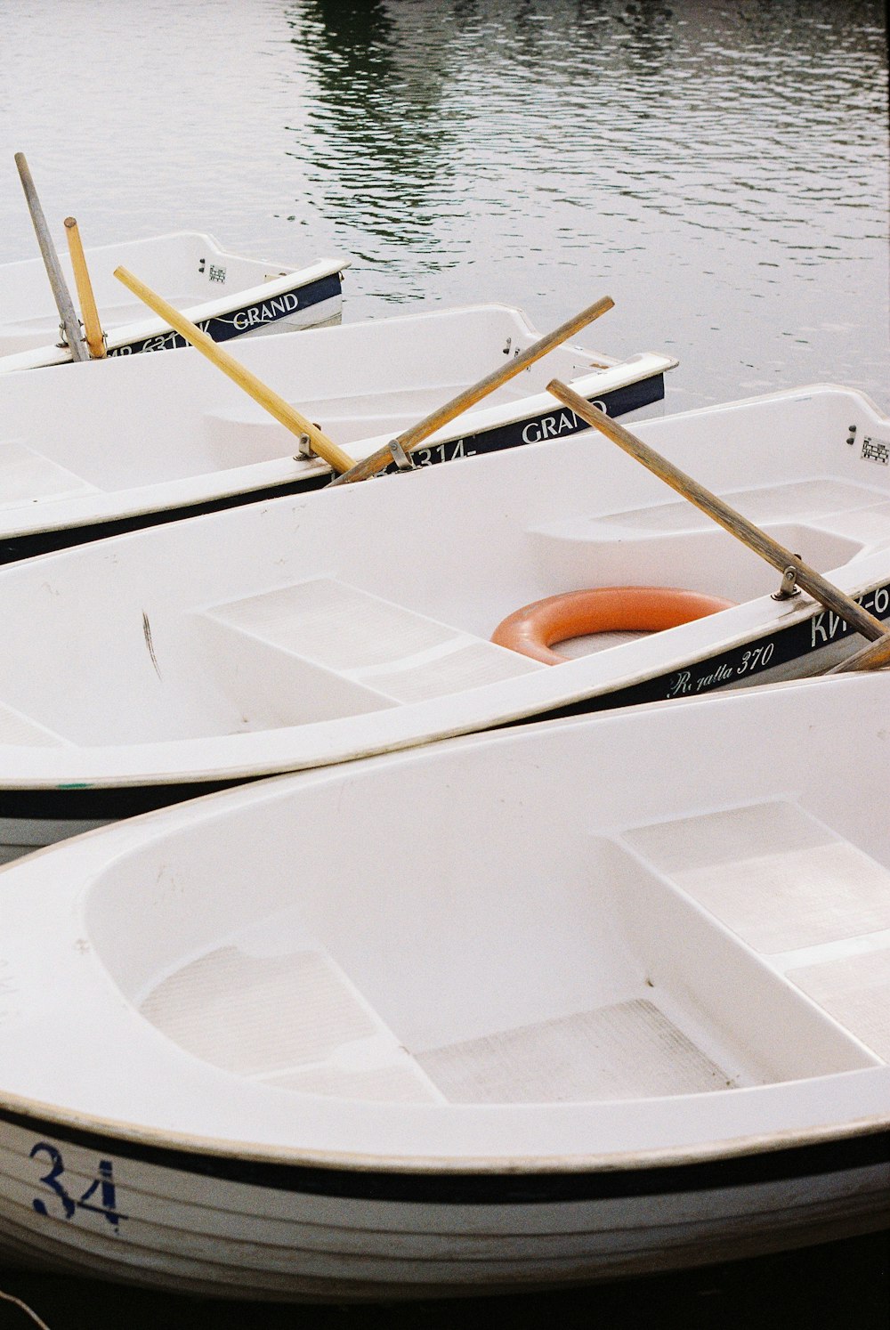 barca bianca e marrone sull'acqua durante il giorno