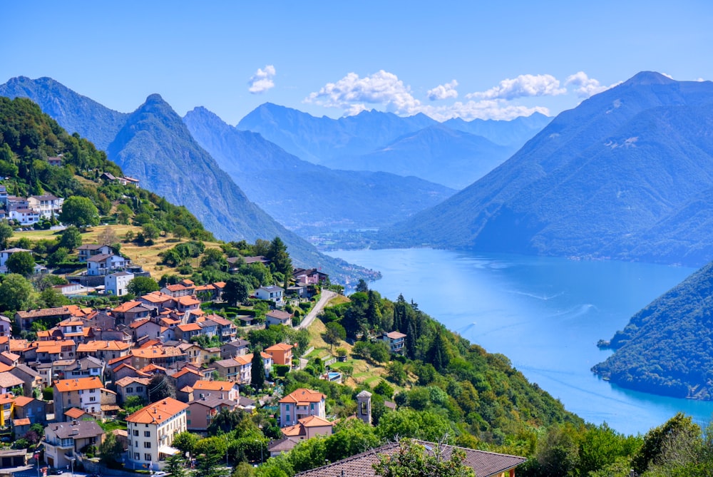 Veduta aerea della città vicino al lago e alle montagne durante il giorno