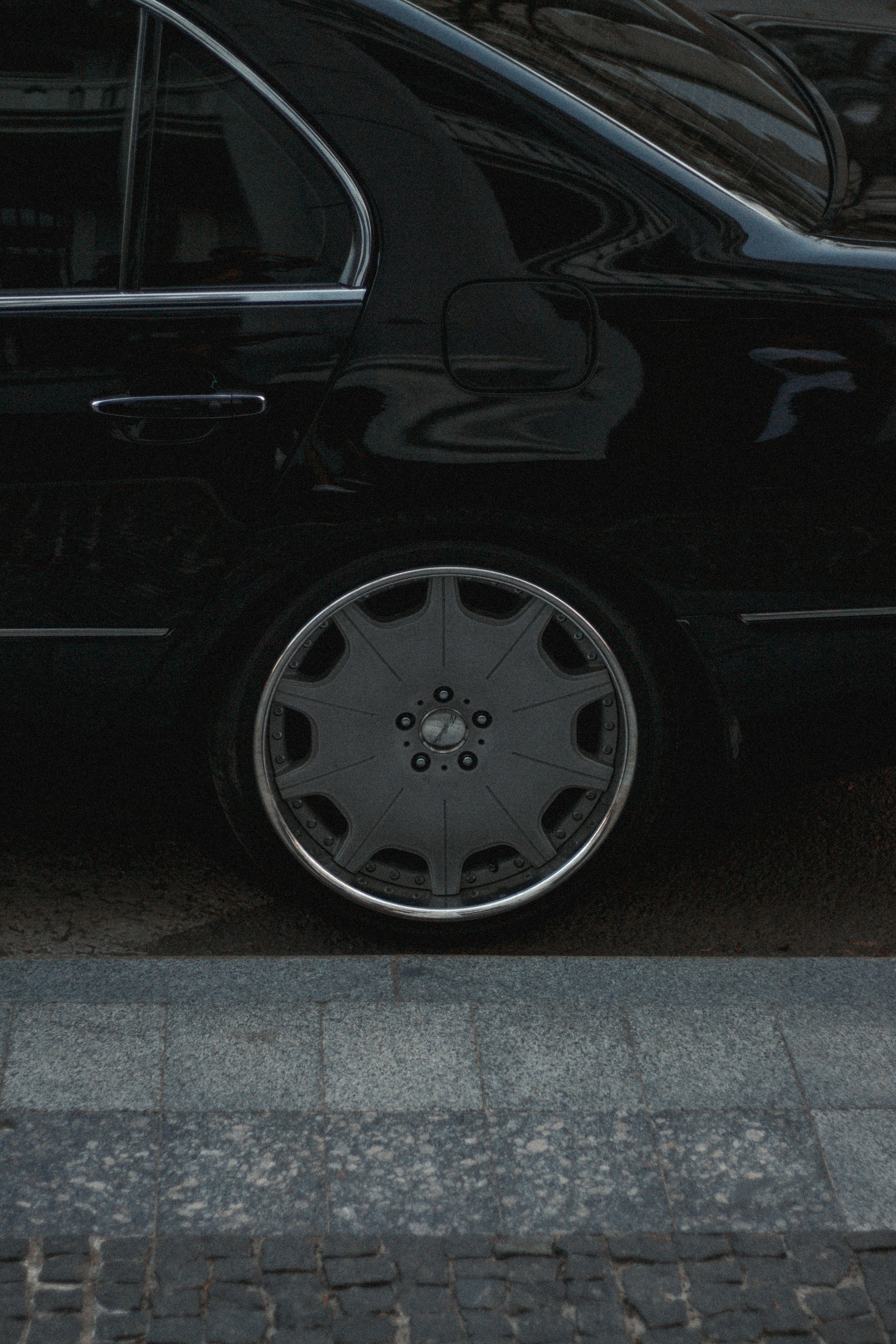 Auto nera su strada asfaltata grigia