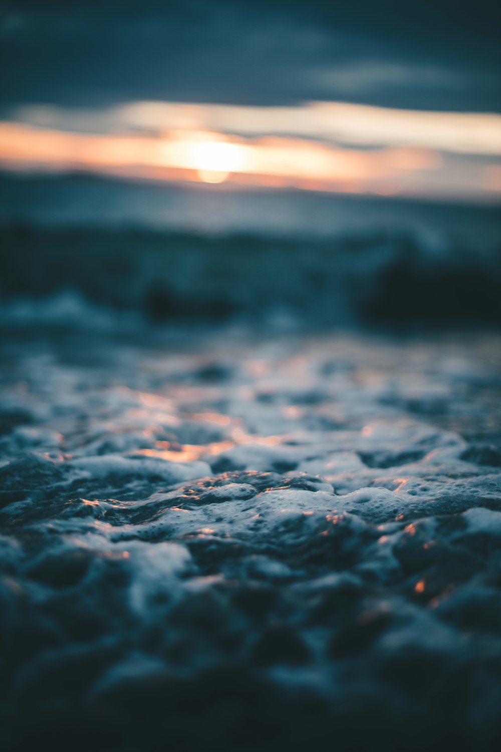 water splash on the shore during daytime