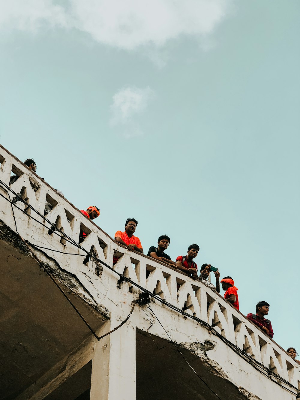 grupo de pessoas no topo do edifício