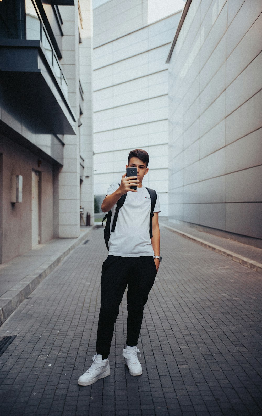 Foto Hombre con camisa blanca y pantalón negro en la acera – Imagen gratis Unsplash