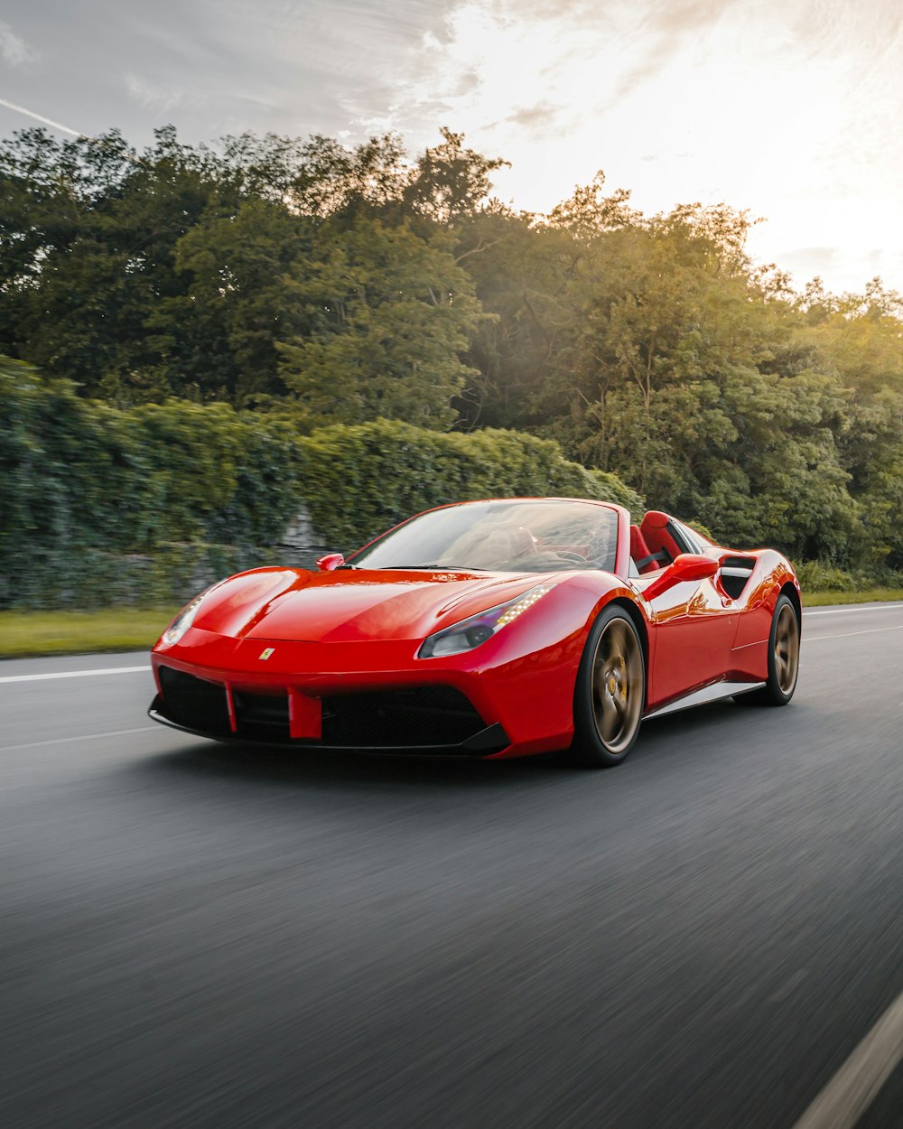 Roter Ferrari 458 Italia tagsüber unterwegs