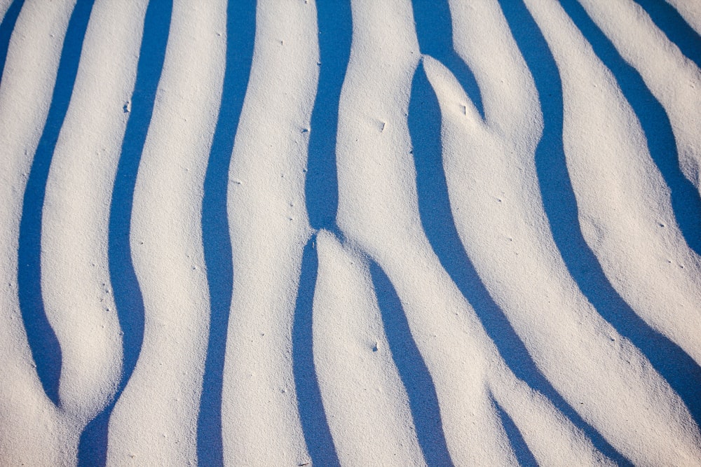 neige blanche sur fond bleu