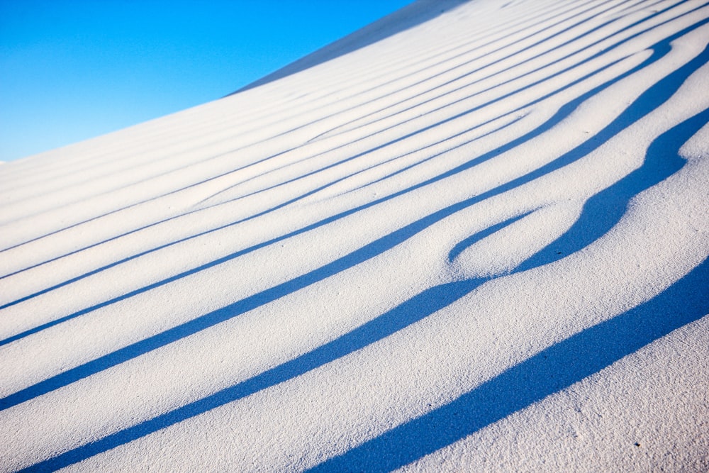 weißer Sand unter blauem Himmel tagsüber