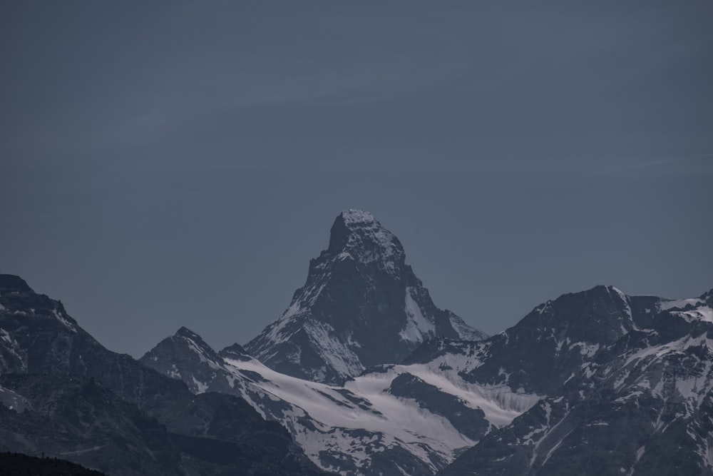 montagnes enneigées pendant la journée