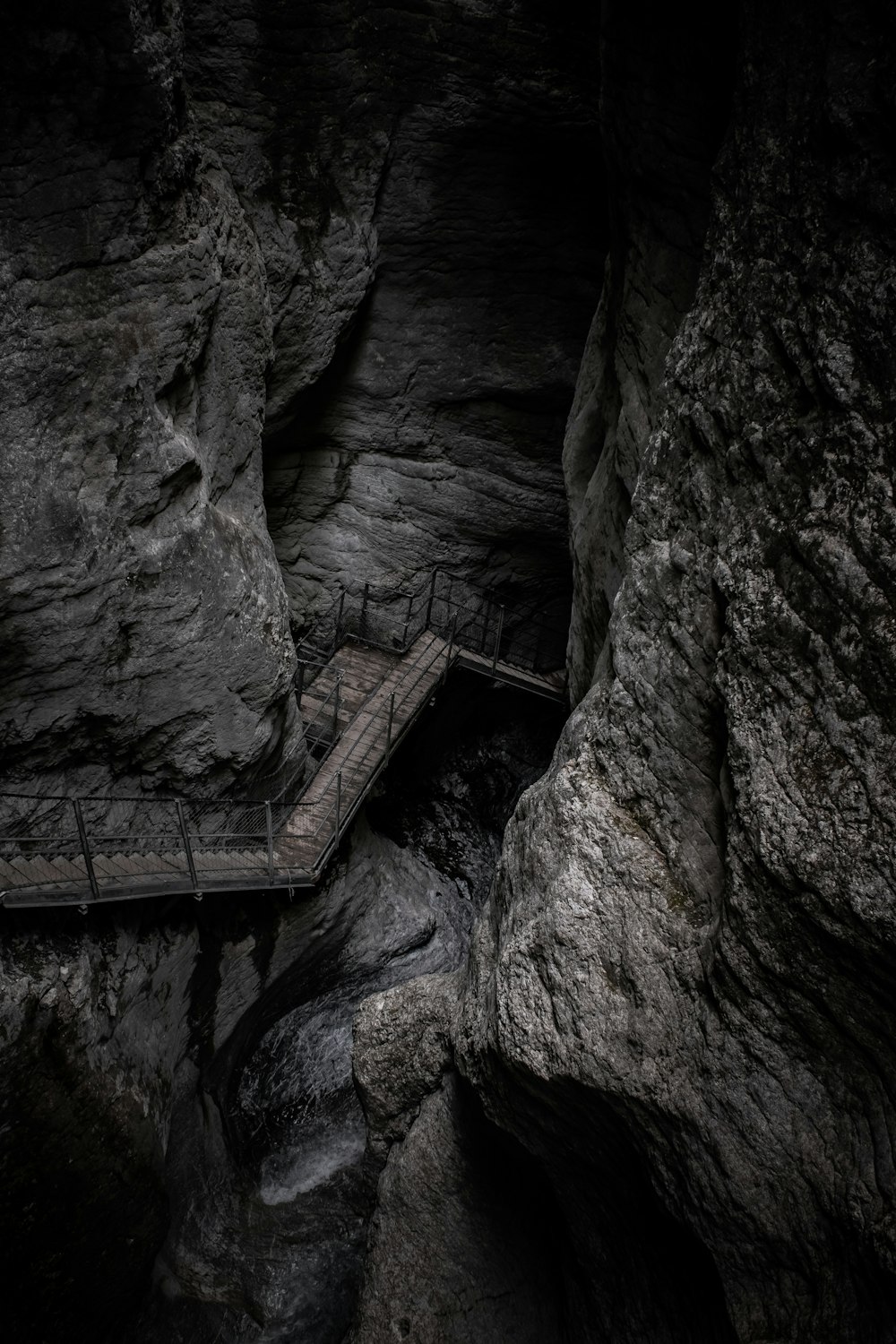 escada de madeira marrom na montanha rochosa