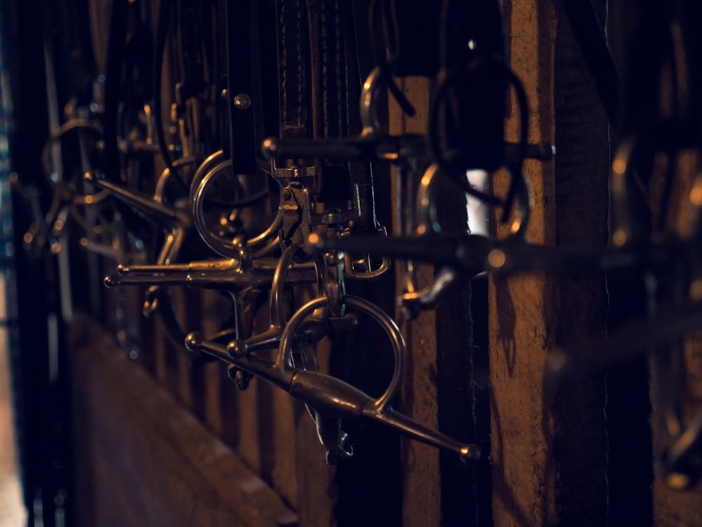 poignée de porte en laiton sur porte en bois marron