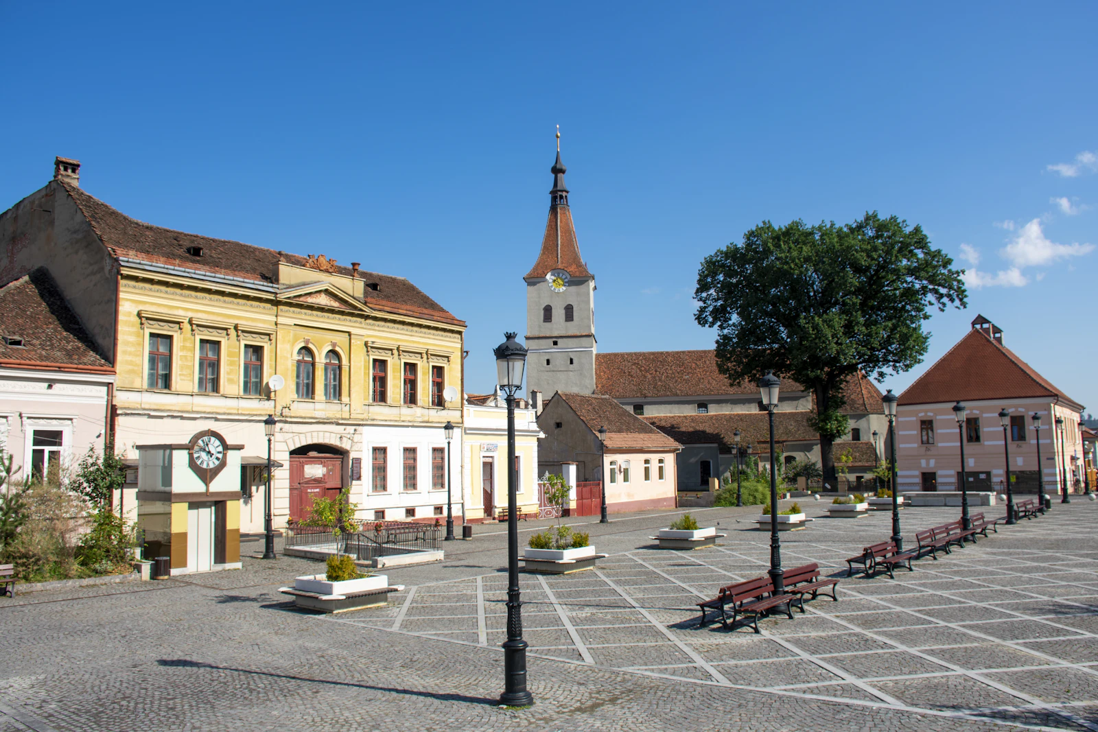Cazare în Râșnov: Piața Unirii și turnul bisericii evanghelice, în centrul vechi