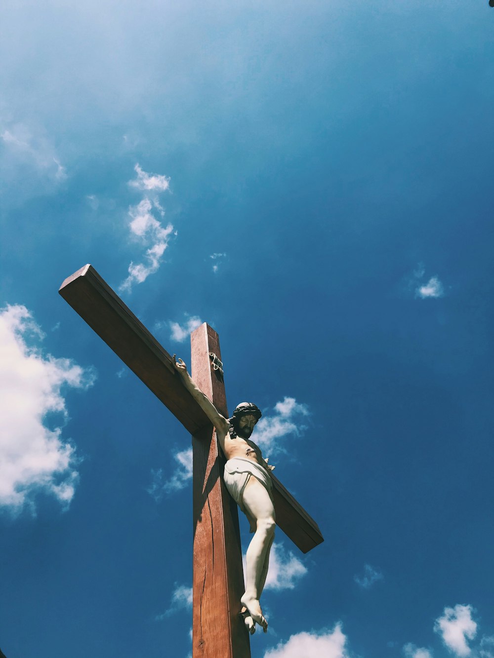 昼間の青空に茶色の木製の十字架