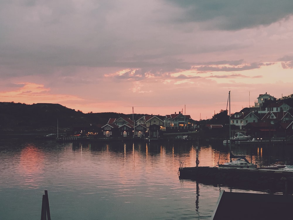 Silhouette des Bootes am Dock bei Sonnenuntergang