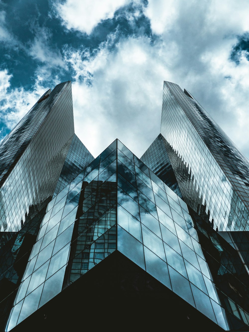 Photographie en contre-plongée d’un bâtiment sous un ciel bleu