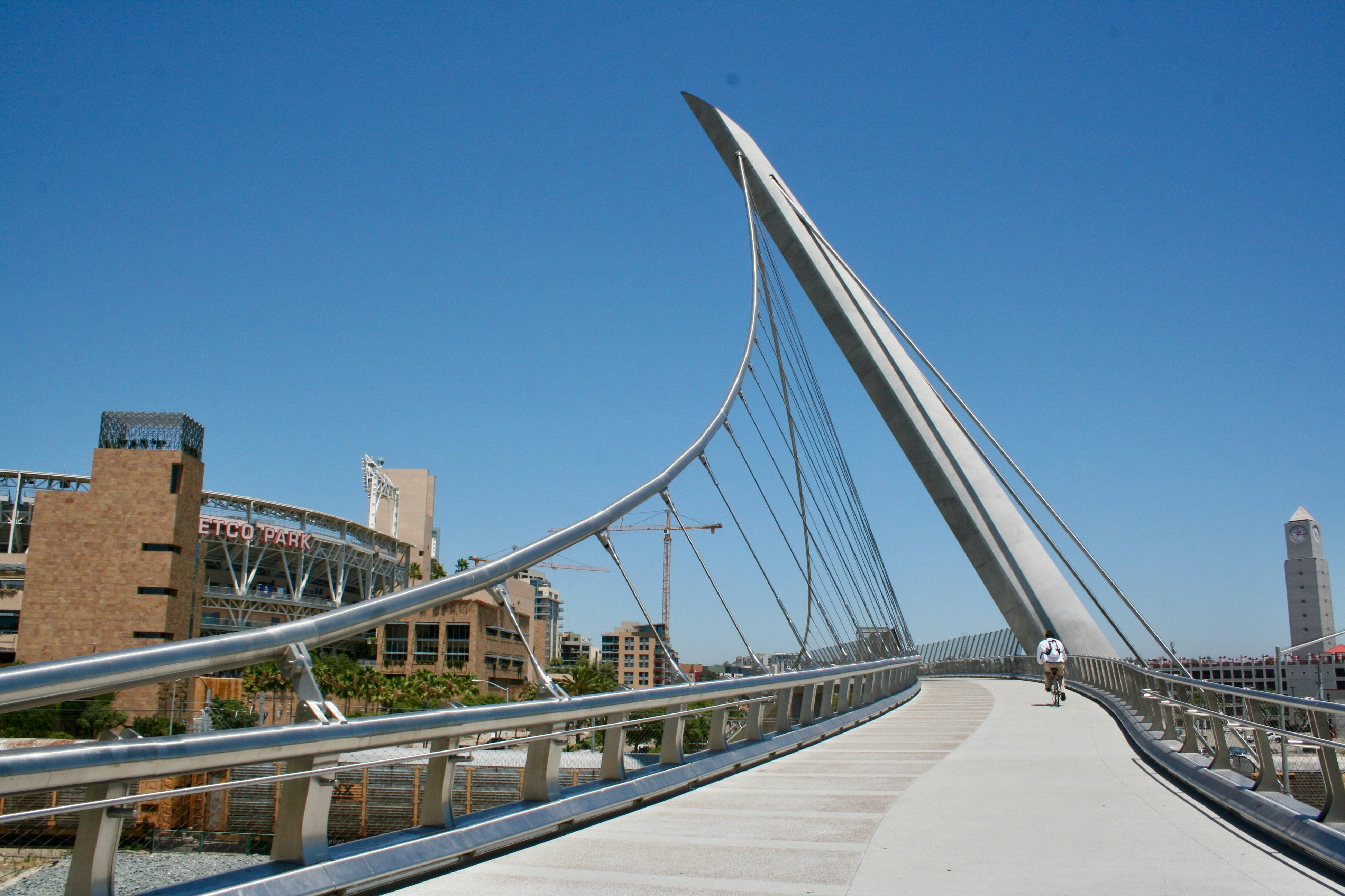 Pont blanc sous le ciel bleu pendant la journée