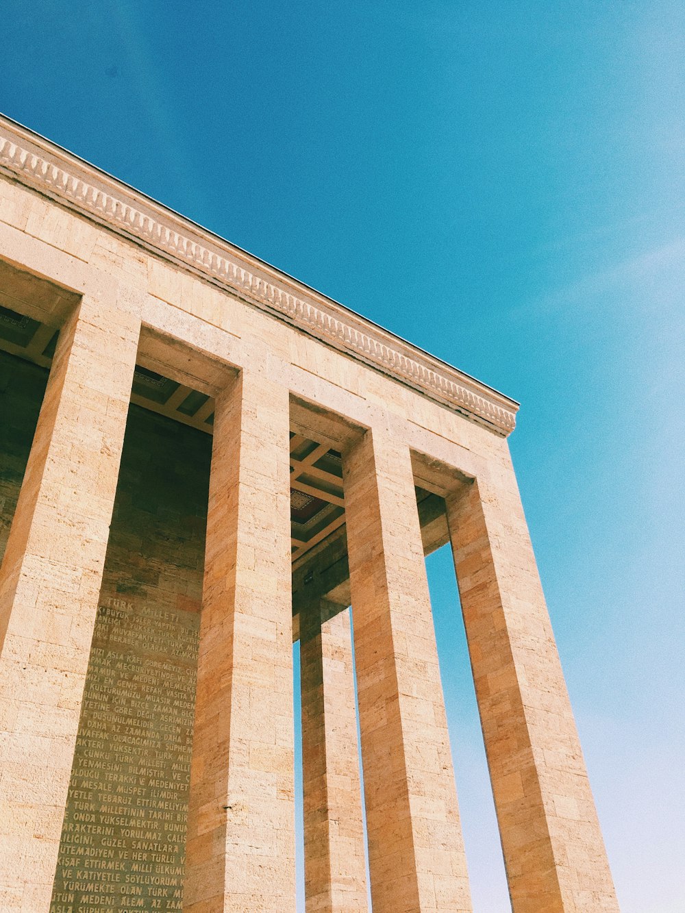 Beige Betongebäude unter blauem Himmel tagsüber