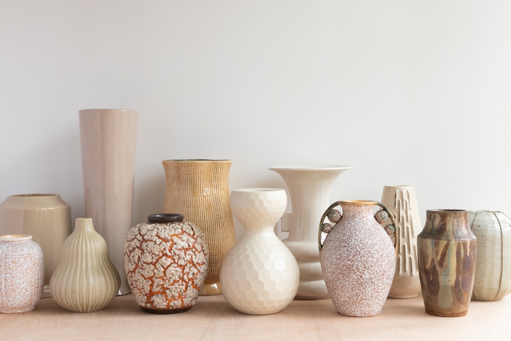 vase en céramique blanche et brune