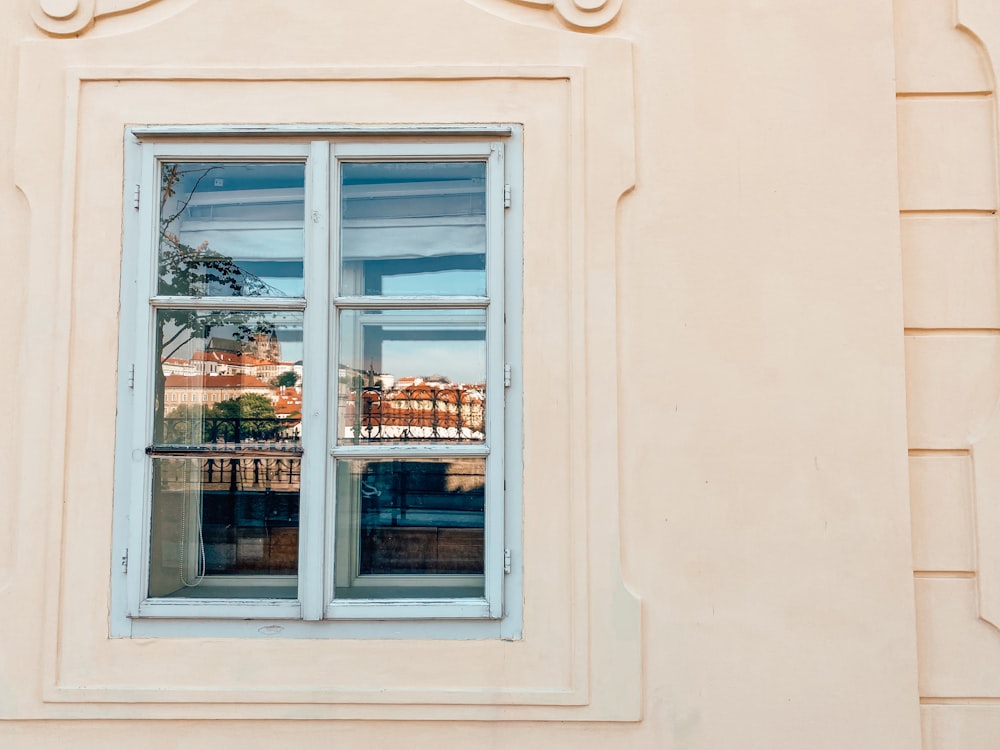 ventana de vidrio con marco de madera blanca