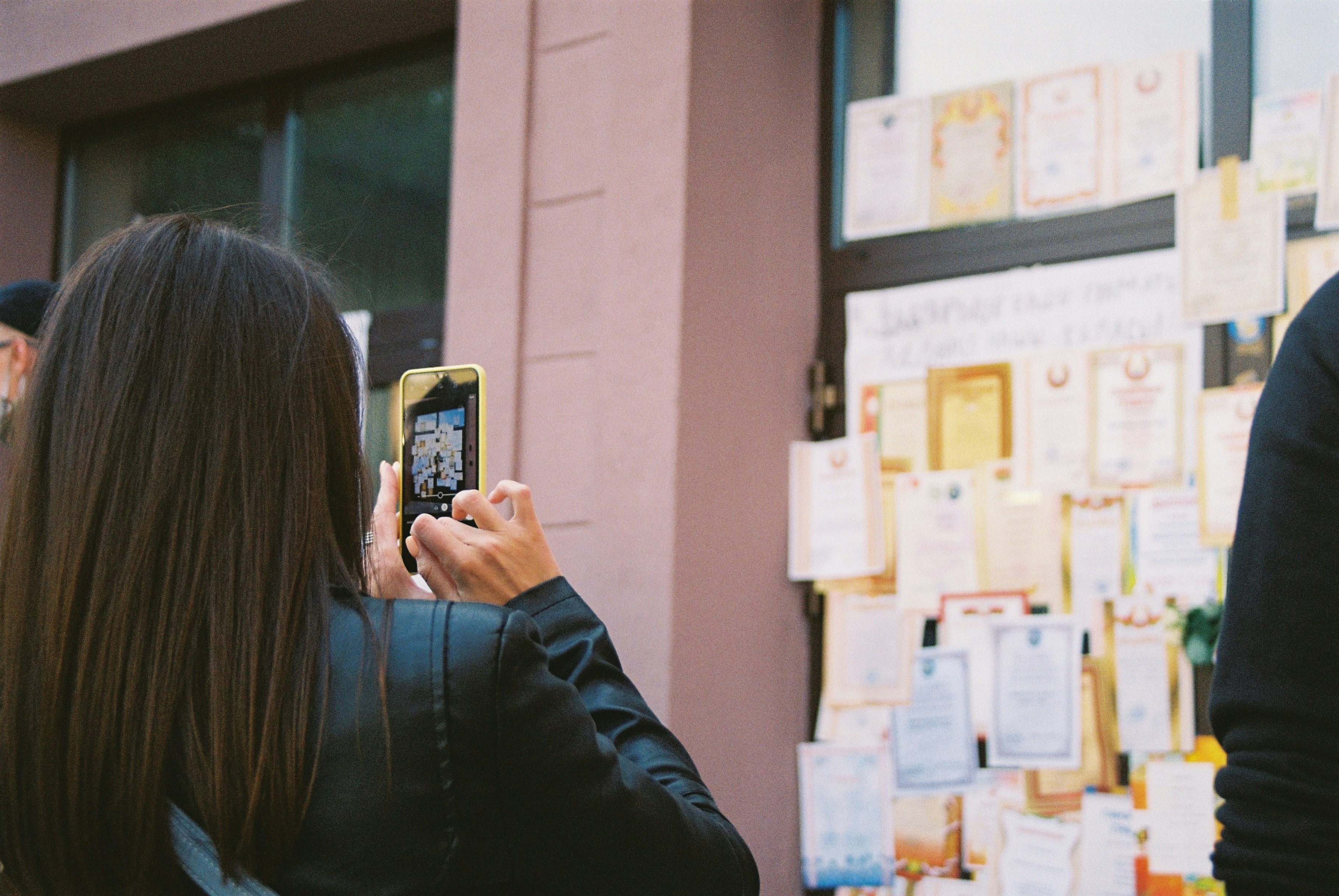 Personas revisando resultados en un teléfono móvil