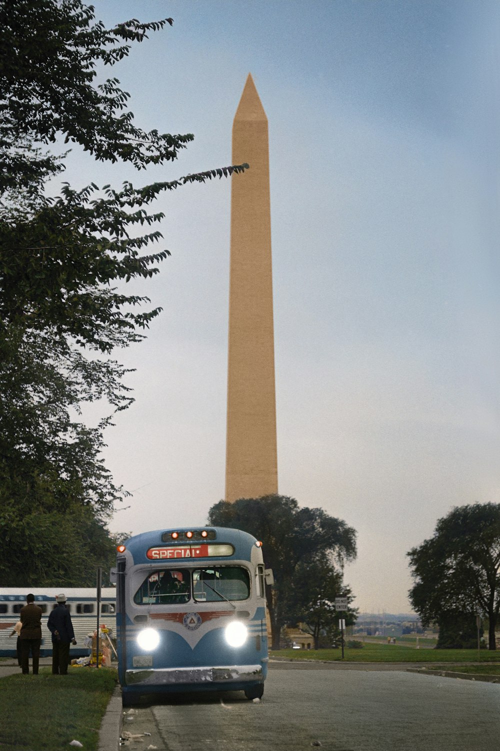 ワシントンD.C.の公民権運動行進後、ワシントン記念塔前を出発するバス