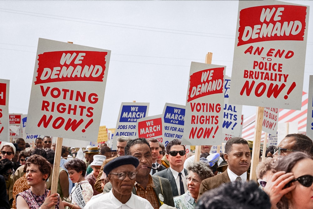 ワシントン大行進で投票権を要求するプラカードを掲げる行進者