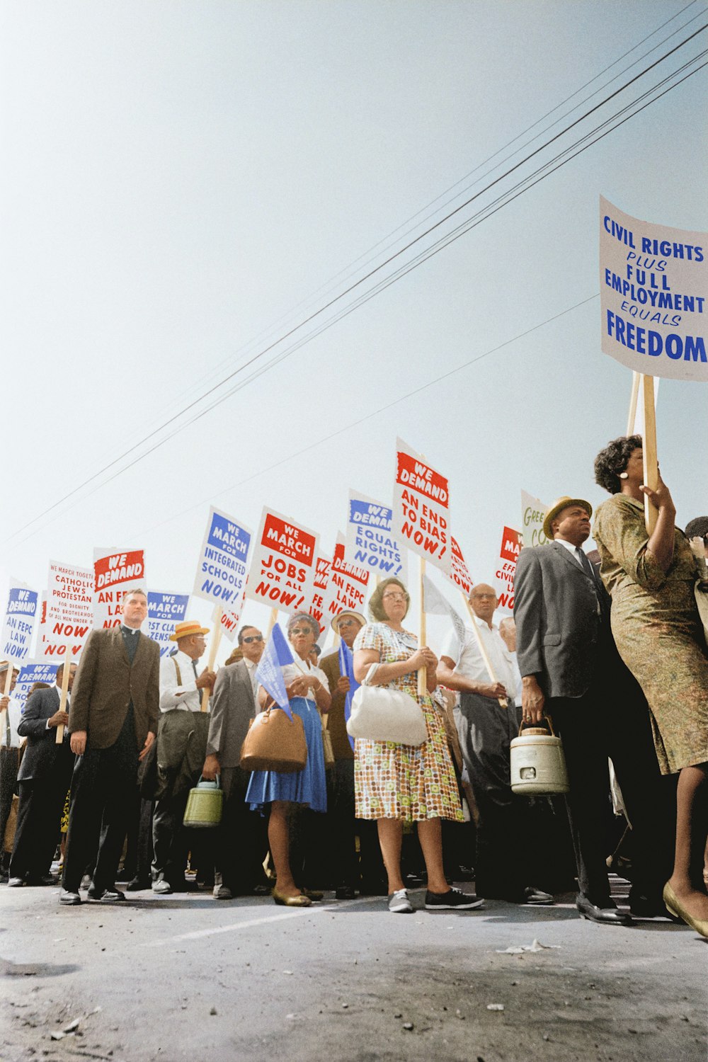 ワシントン大行進で投票権と平等な公民権を要求するプラカードを掲げるデモ参加者
