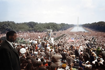 during the march on washington a crowd stretches from the lincoln memorial to the washington monument lincoln memorial google meet background