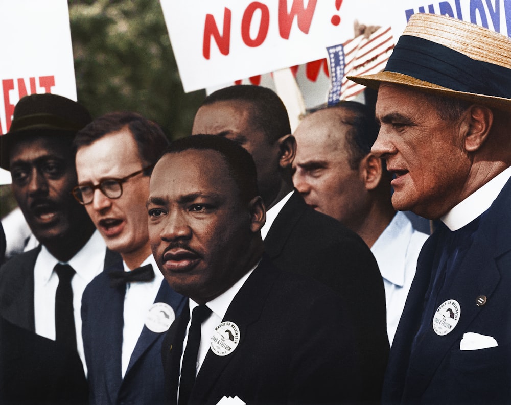 마틴 루터 킹 주니어 박사와 매튜 아만 박사가 워싱턴 행진에서 시위대 군중 속에 있다