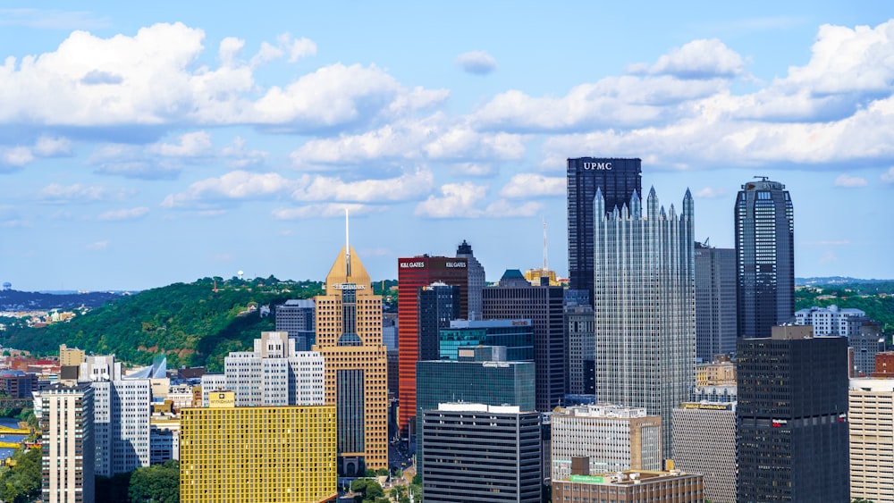 Bâtiments de la ville sous le ciel bleu pendant la journée