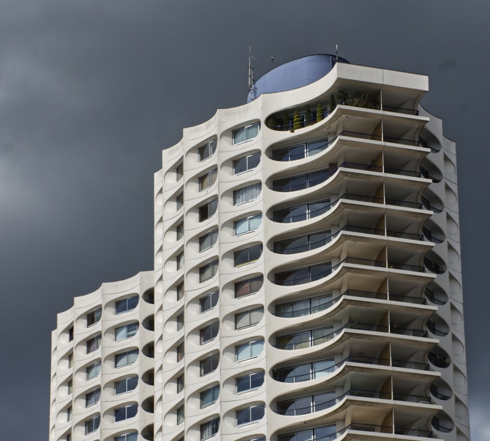 Weißes Betongebäude unter grauem Himmel