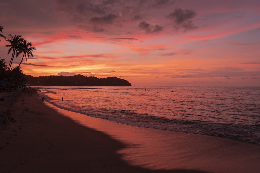 Cuerpo de agua bajo cielo nublado durante la puesta del sol