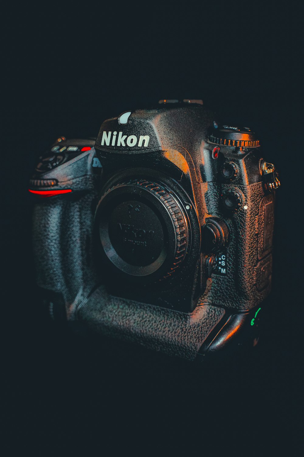 Cámara DSLR Nikon negra sobre superficie negra