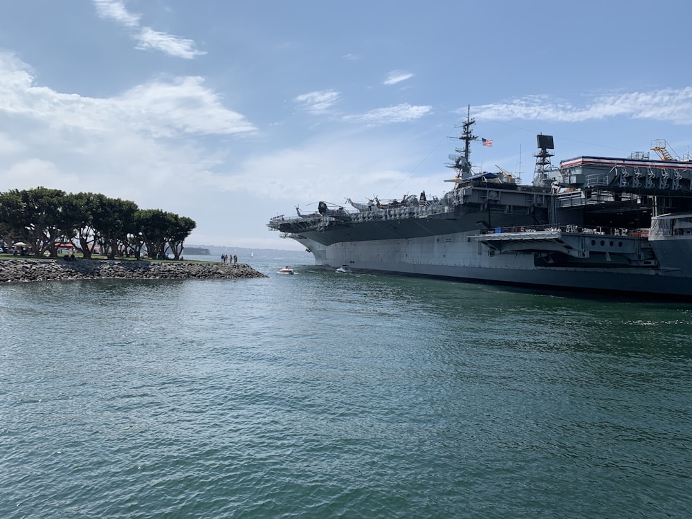 weißes Schiff tagsüber auf See unter blauem Himmel