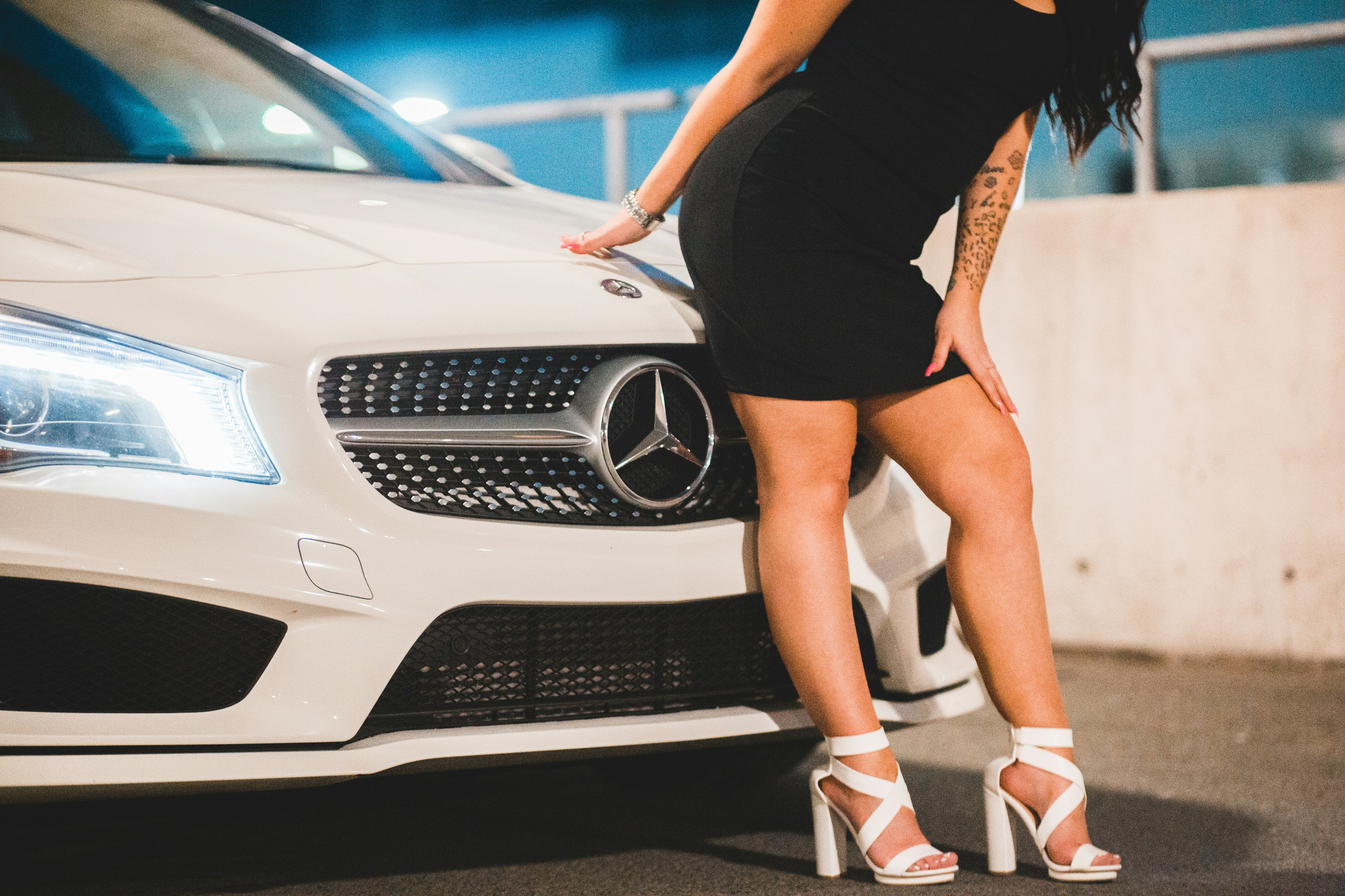 白い車の横に立っている黒のミニドレスと白と黒のナイキ運動靴の女性の写真 – Unsplashの無料ベージュ写真