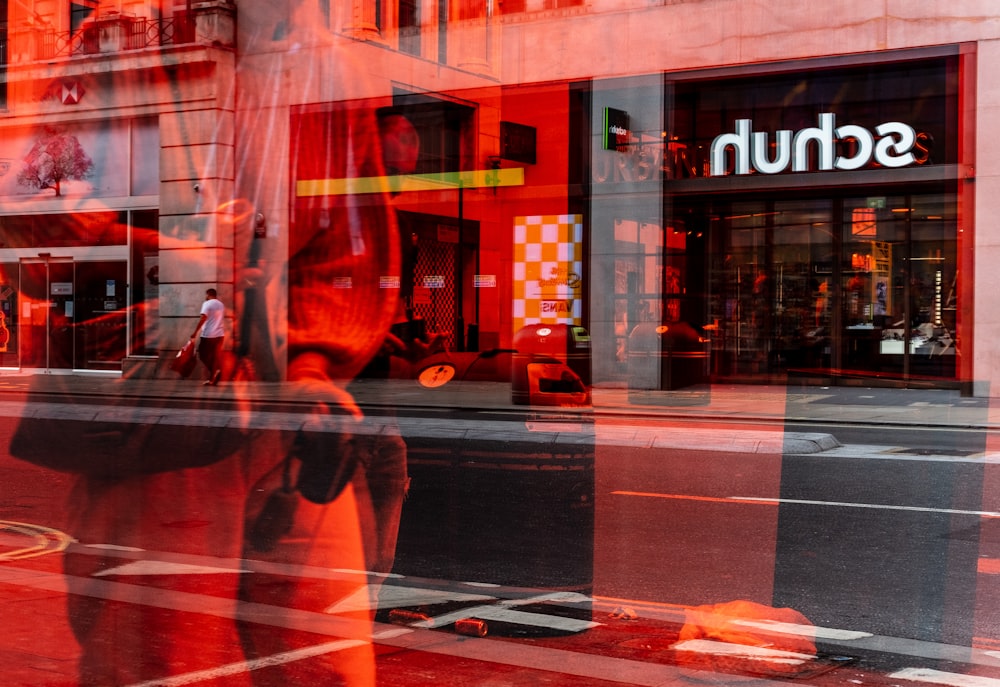 Bâtiment en verre rouge et noir