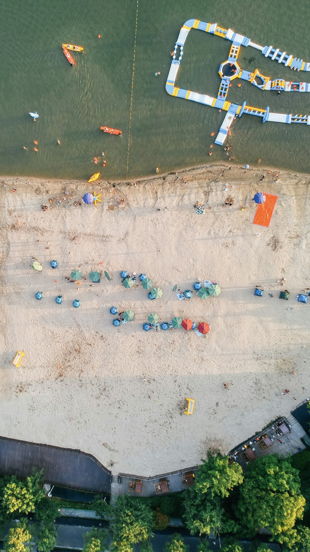 vista aérea de pessoas na praia durante o dia