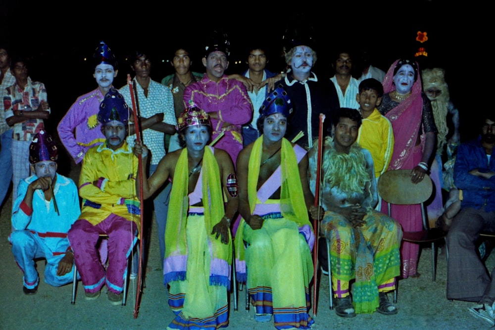 groupe de personnes portant des chemises vertes et bleues