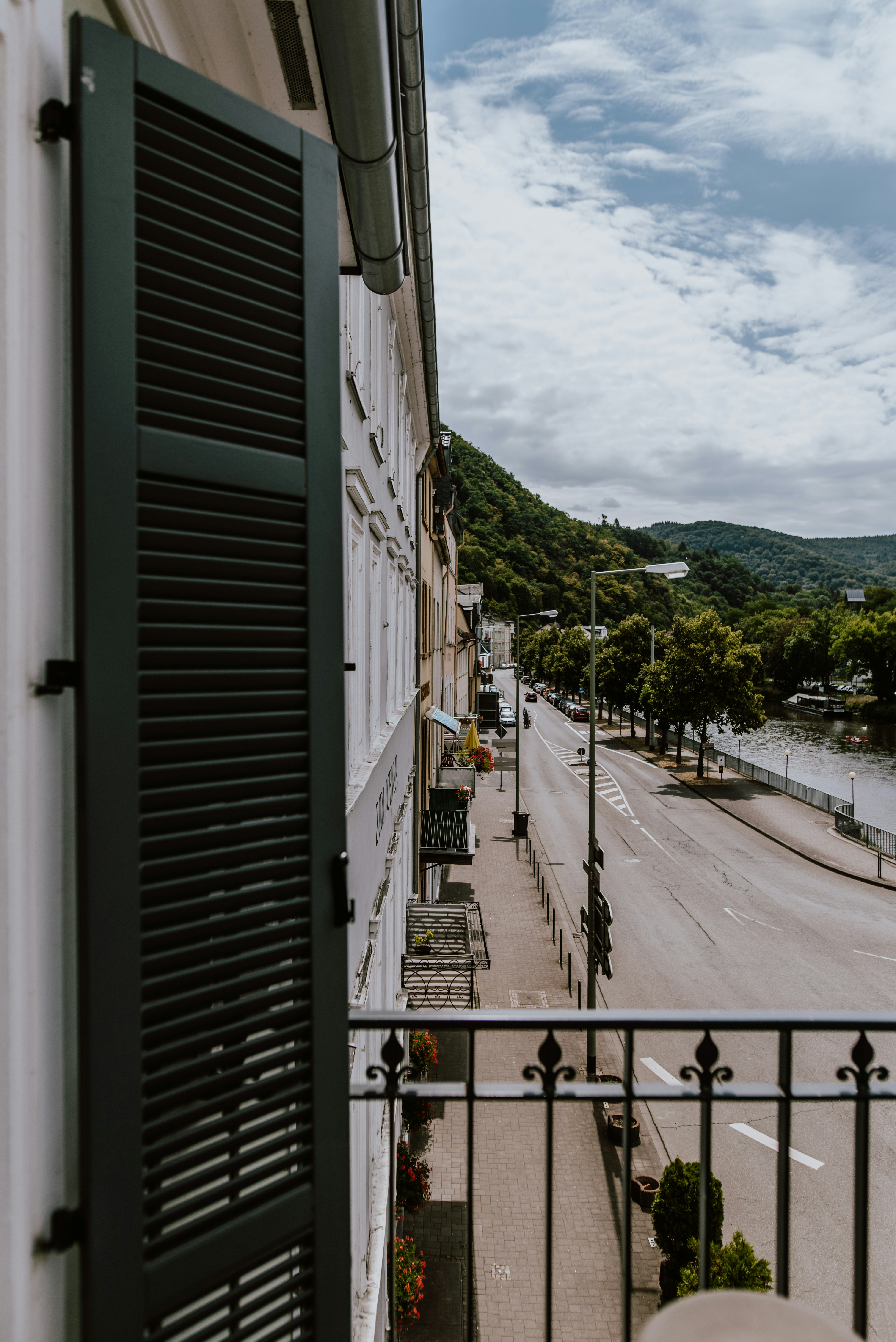 Autos auf der Straße in der Nähe von Gebäuden während des Tages