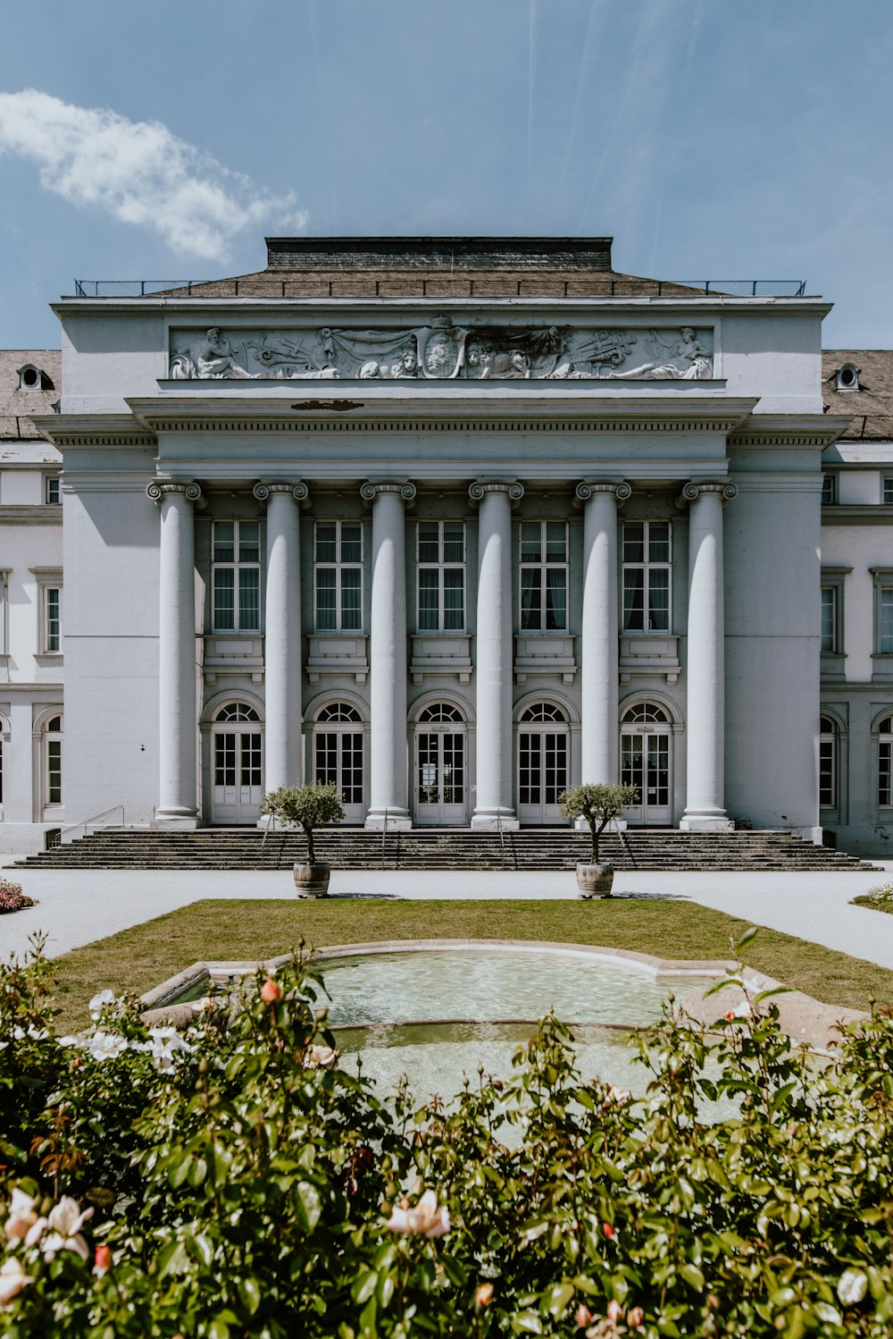 edificio in cemento bianco durante il giorno