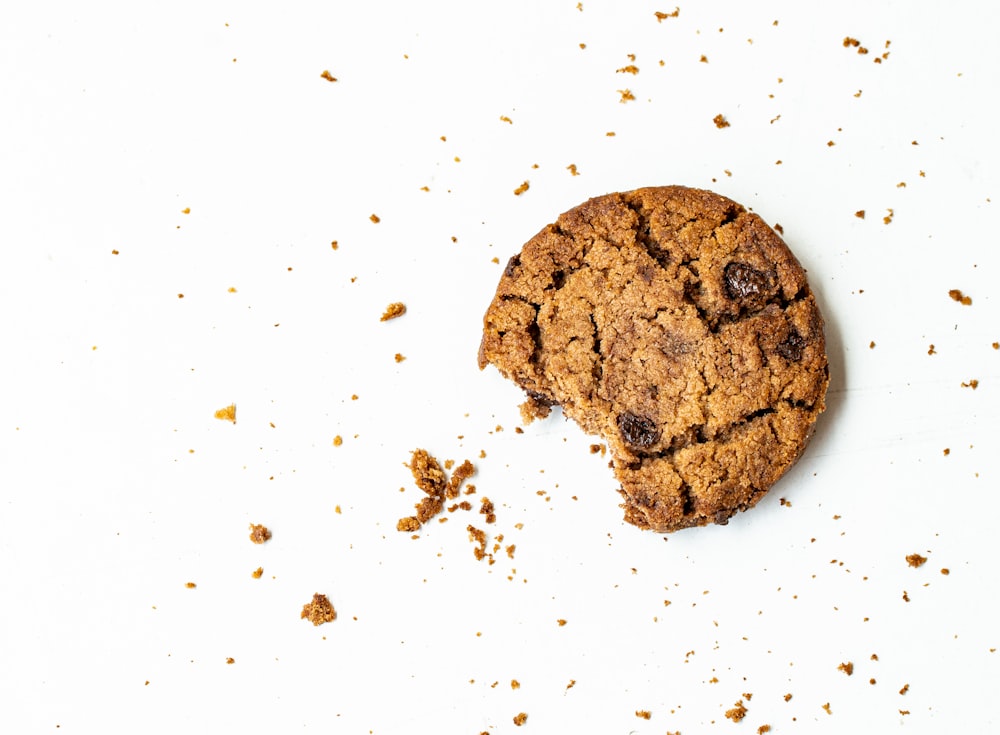 biscoito redondo marrom na superfície branca