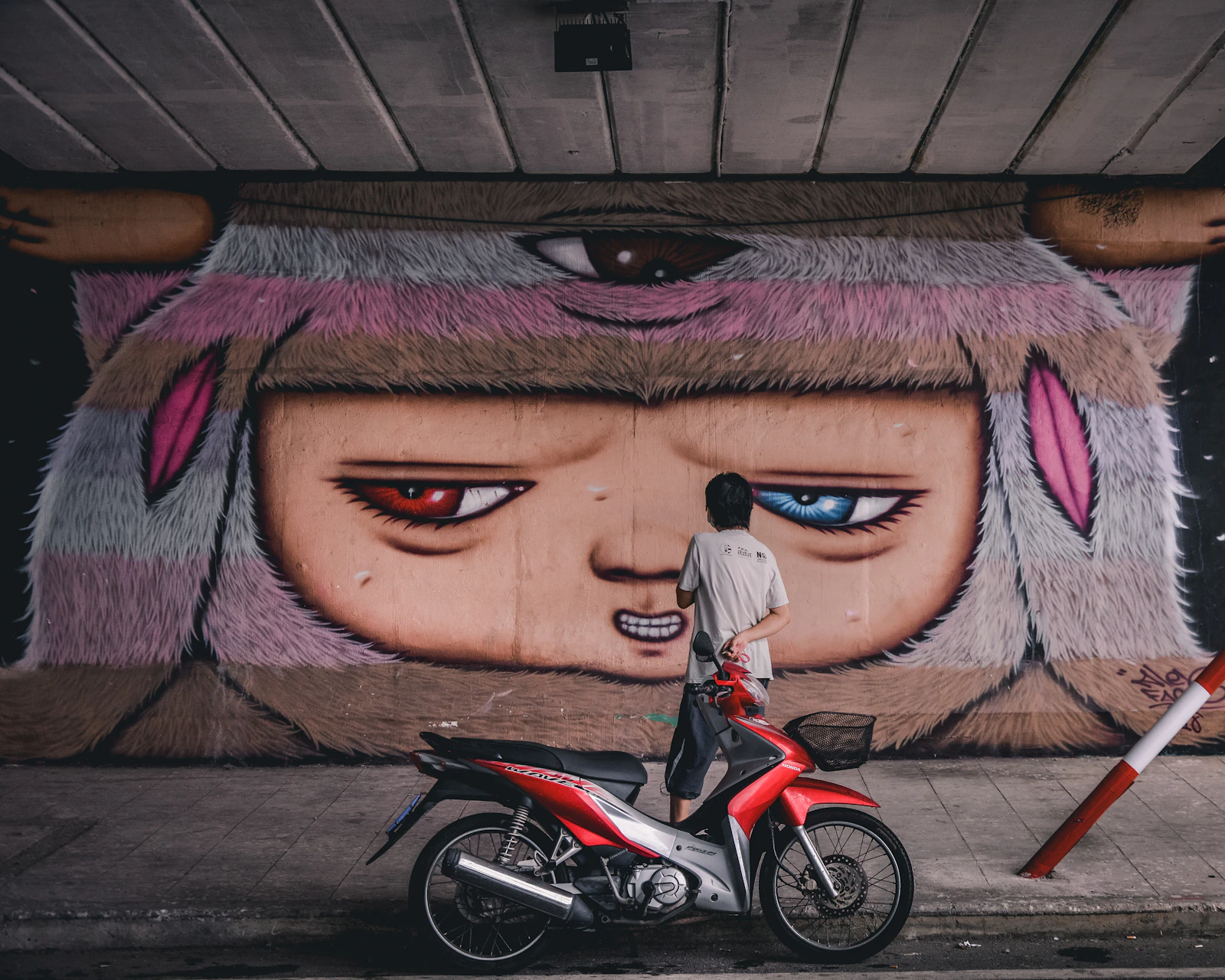 Street art-bilde utstilt i et interiør med mykt lys