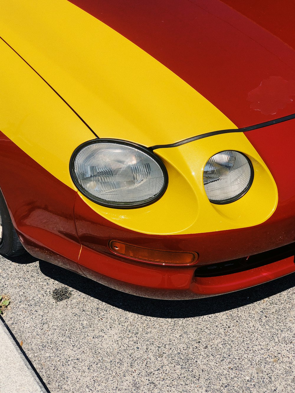 Voiture jaune et argent sur route asphaltée grise