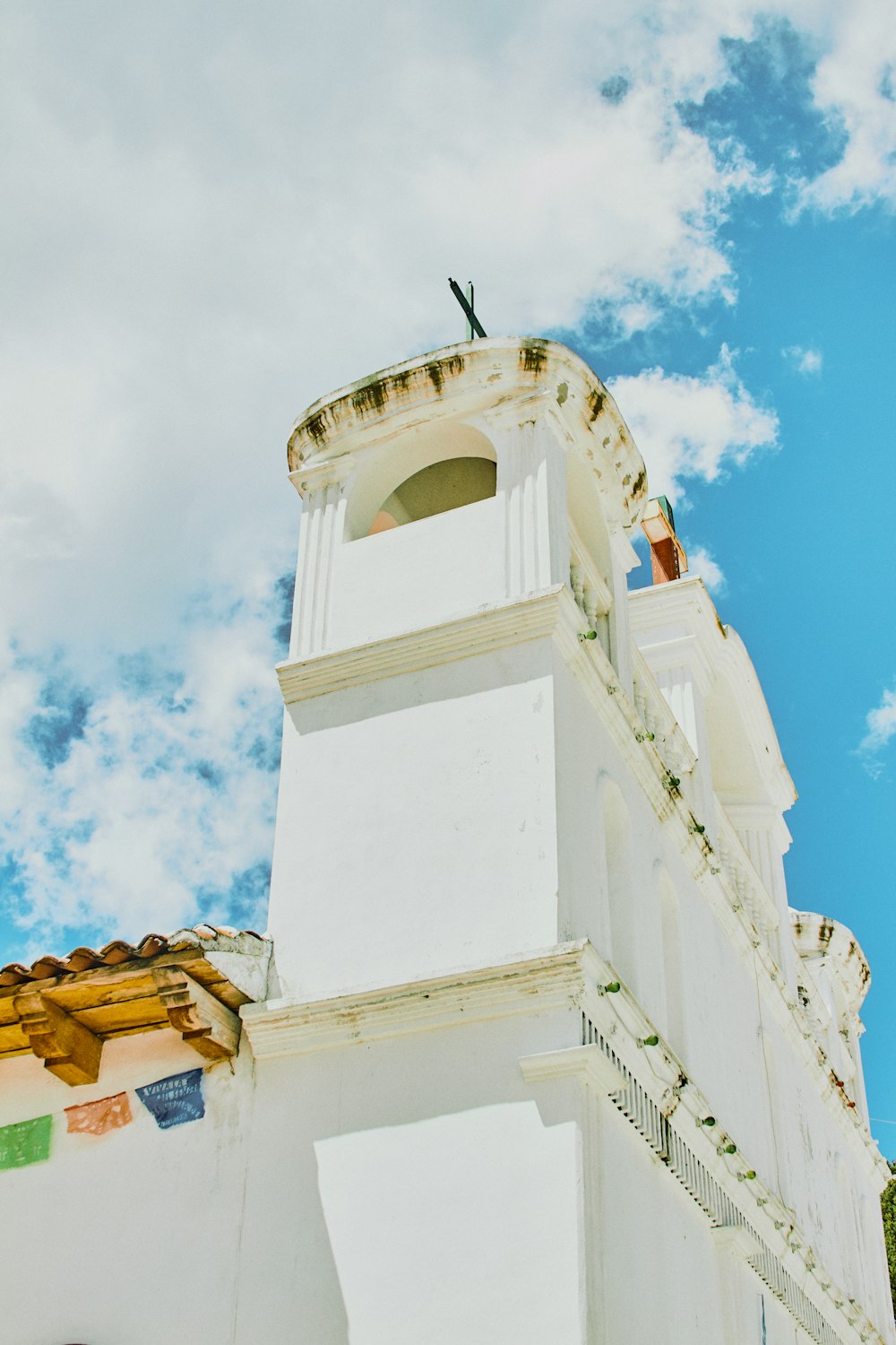 edifício de concreto branco sob nuvens brancas durante o dia