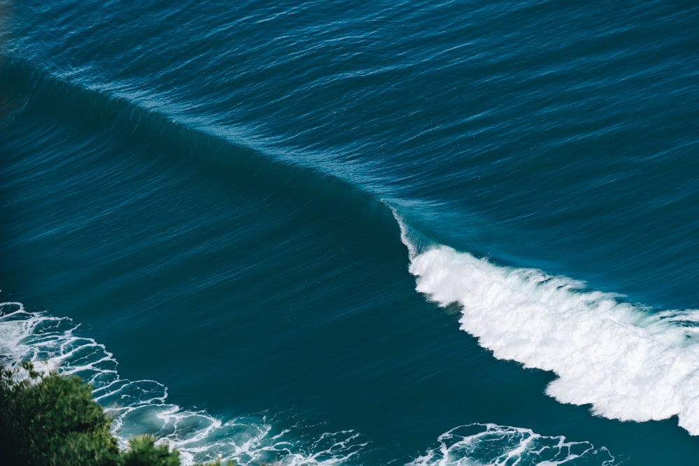 ocean waves crashing on shore during daytime