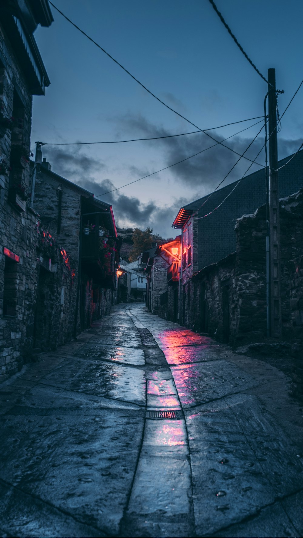 Rue vide avec des maisons rouges et blanches pendant la journée