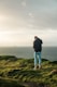 hombre frente a paisaje de mar, imagen ilustrativa