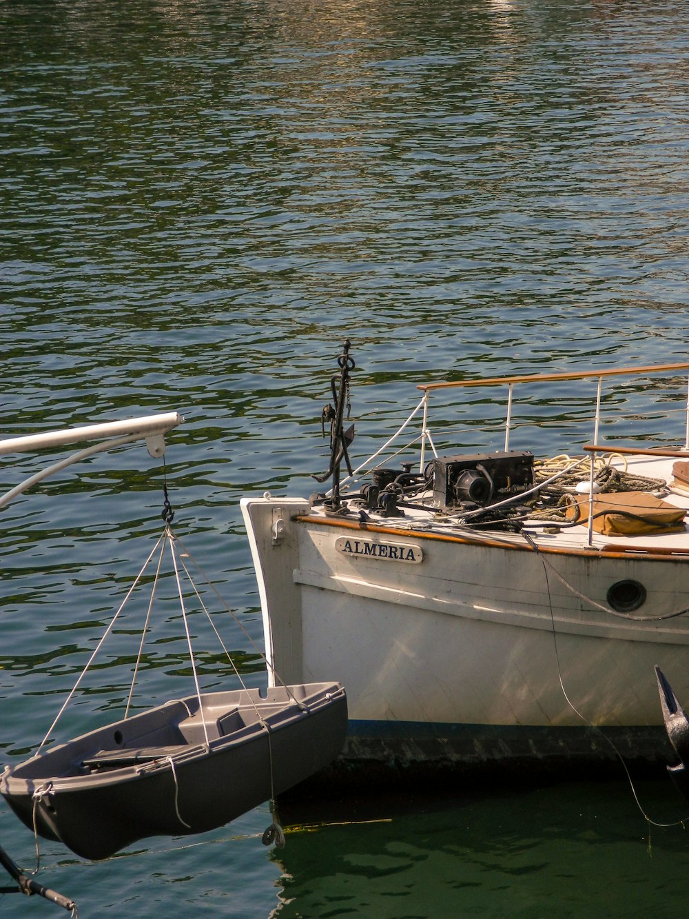昼間の水域に浮かぶ白と茶色のボート