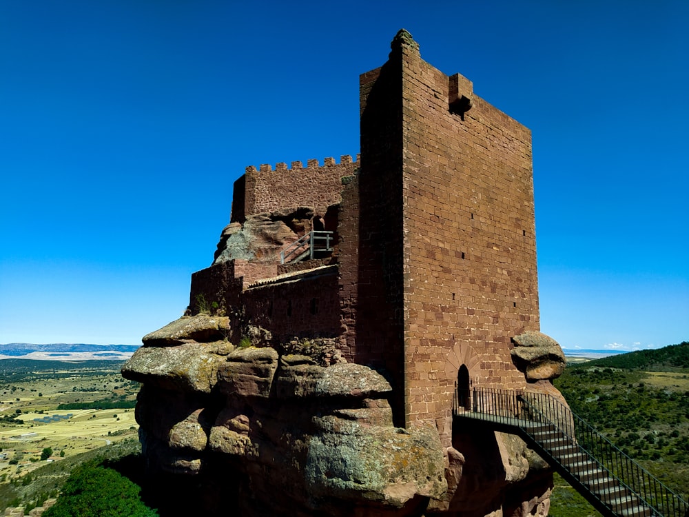 edifício de tijolo marrom perto do corpo de água durante o dia